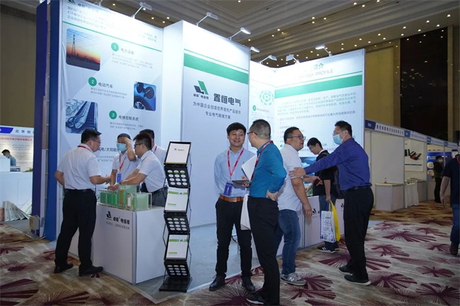 置恒參會(huì)代表駐足交流 置恒電氣受邀參加配電技術(shù)應(yīng)用論壇(圖2)